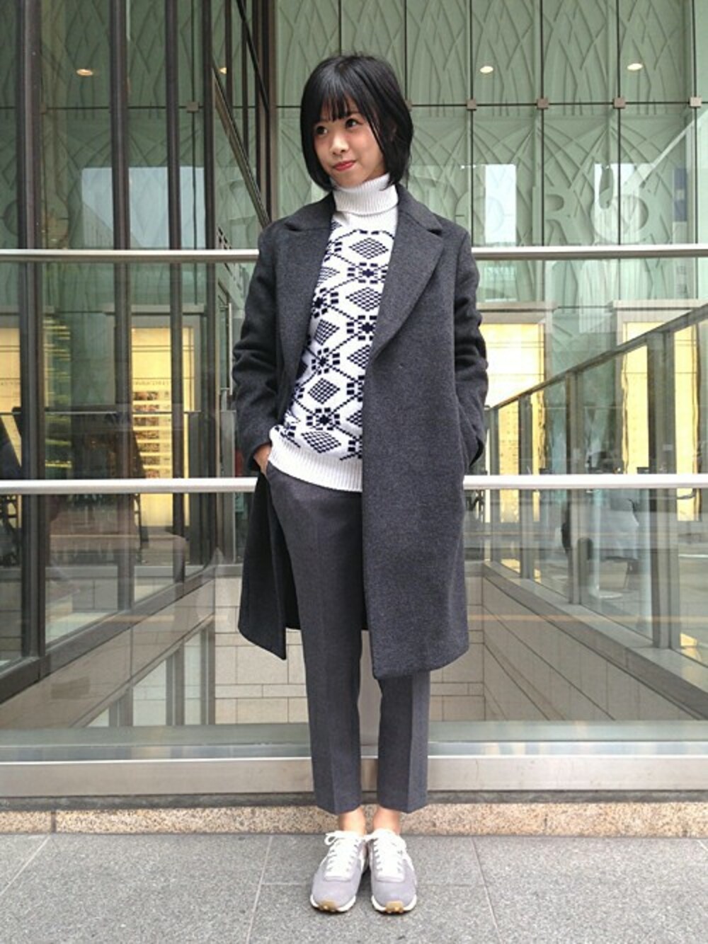 グレー系のその他パンツ、グレー系のその他アウターを着用したレディースの秋コーディネートの1枚目の写真