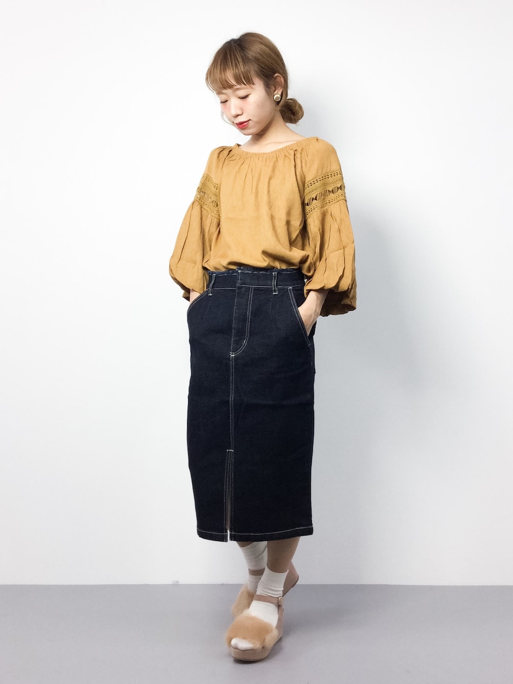 「タイトスカート、デニム、ブラウス、秋のコーデ、大人カジュアル、ラフ、ファー小物、ootd、秋、チビーズ✳︎」｜「mysticのレース切替バルーン袖プルオーバー（シャツ/ブラウス、シルバー系）」を使った、りっぴーさん（レディース・154cm）の秋コーディネートの1枚目の写真