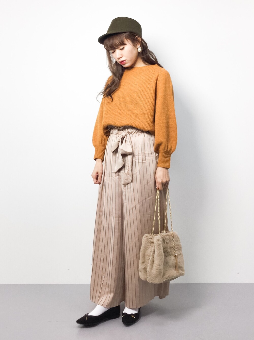 「ニット、秋のコーデ、ゆるニット、大人カジュアル、バレエシューズ、ファー小物、ootd、ゆるコーデ、フェルトハット、チビーズ✳︎」｜「UR SELECTのUR SELECT マリンハット（ハット、ブラウン系）」を使った、りっぴーさん（レディース・154cm）の秋コーディネートの1枚目の写真