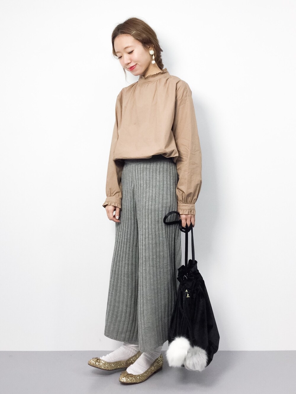 「ブラウス、リブパンツ、ガーリー、バレエシューズ、パンツスタイル、ゆるコーデ、outfit、オトナカジュアル、オトナ女子、チビーズ✳︎」｜「PAGEBOYのスタンドフリルBL（シャツ/ブラウス、ベージュ系）」を使った、りっぴーさん（レディース・154cm）の秋コーディネートの1枚目の写真