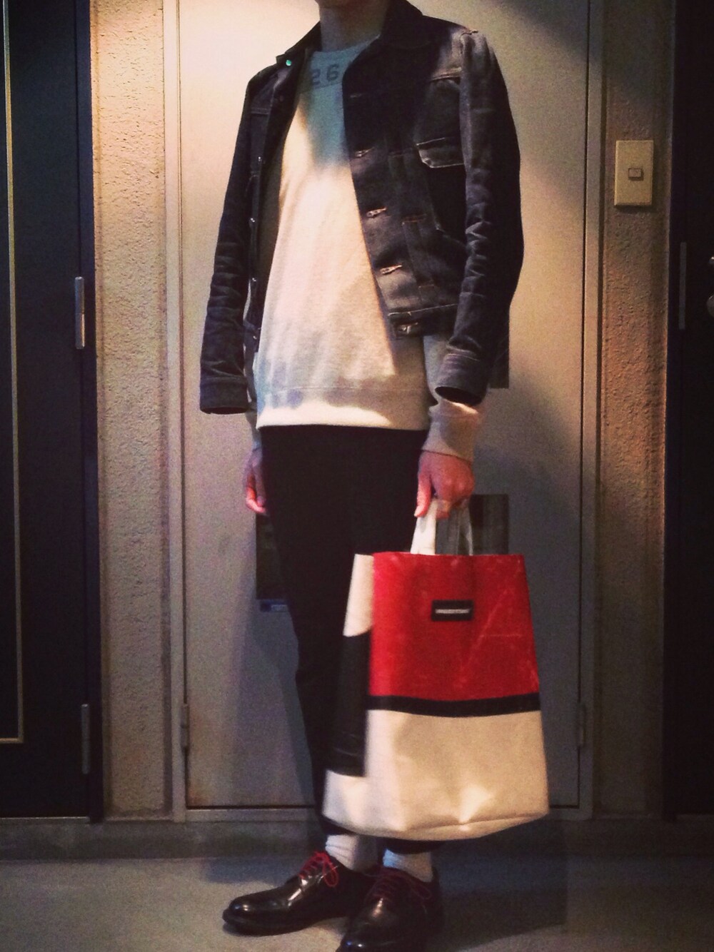 「スウェット、N.HOOLYWOOD、A.P.C.、Gジャン、フライターグ」｜「A.P.C.の2ndデニムジャケット（デニムジャケット、ブルー系）」を使った、なで肩さん（メンズ・174cm）の春コーディネートの1枚目の写真