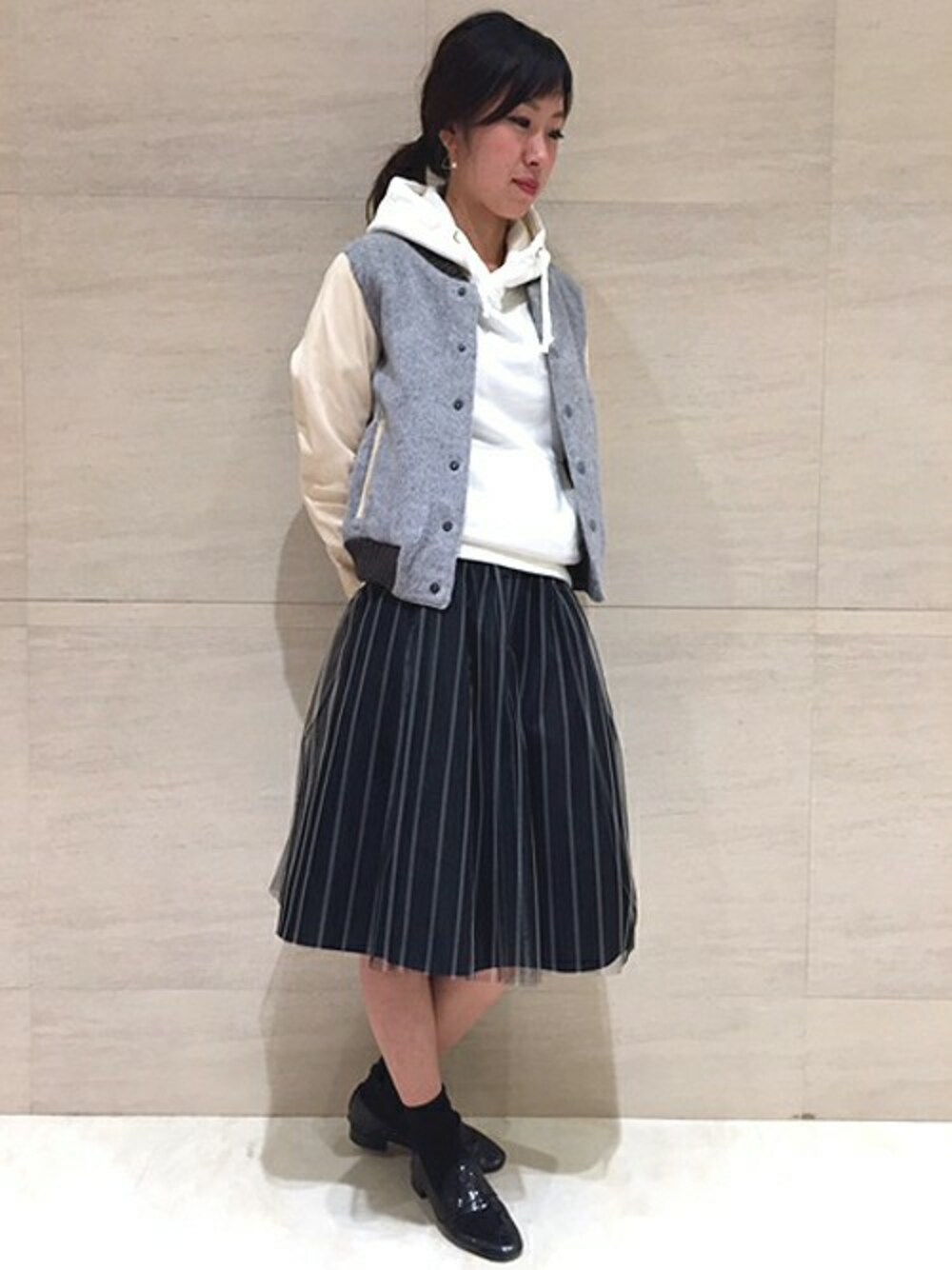 「スタジャン、スカート、パーカー、Johnbull Private labo」｜「Johnbull Private laboのアスレチックパーカー（パーカー、ホワイト系）」を使った、Johnbull Private labo WOMENさん（レディース・156cm）の冬コーディネートの1枚目の写真