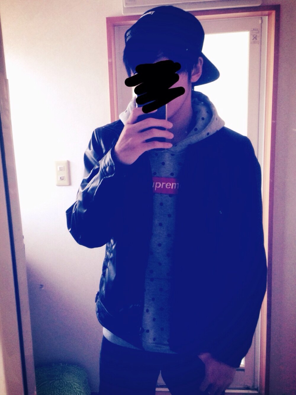 「supreme、パーカー、高校生、ストリート、黒髪、学生、キャップ」｜「Supreme のアイテム（パーカー、ホワイト系）」を使った、ひろとさん（メンズ・175cm）の秋コーディネートの1枚目の写真