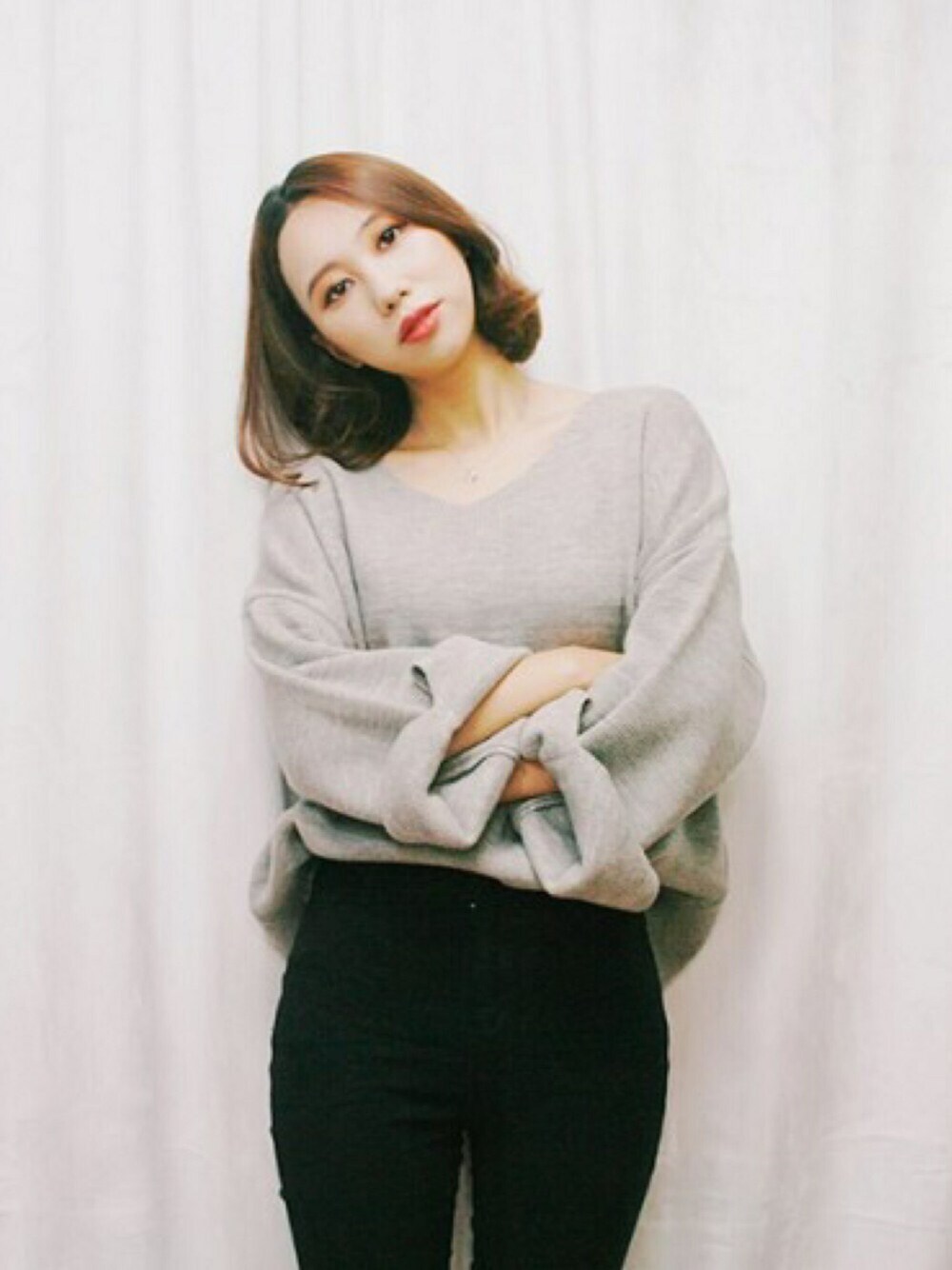 グレー系のニット/セーターを着用したレディースの秋コーディネートの1枚目の写真