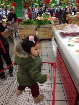 「アイテム（デニムパンツ、レッド系）」を使った、蔡聰ciciさん（キッズ・70cm）の冬コーディネート