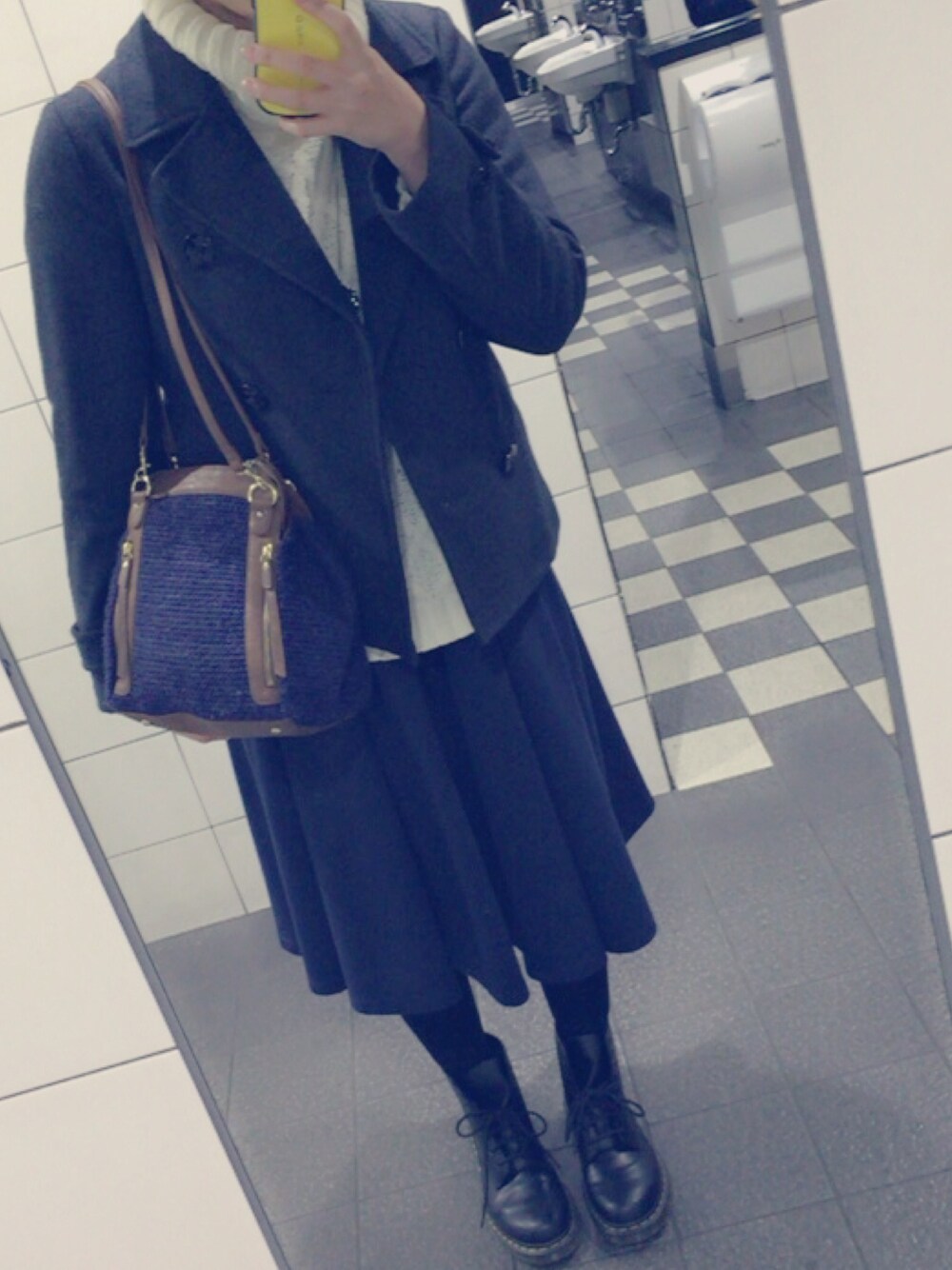「Dr.Martens、冬コーデ、ネイビー×ホワイト、ピーコート、大阪、MARC BY MARC JACOBS」｜「Dr. MartensのDr.martens8-EYEブーツ/BCDr.MTN 8-EYE BOOT（ブーツ、ブラック系）」を使った、ぴぃさん（レディース・166cm）の冬コーディネートの1枚目の写真
