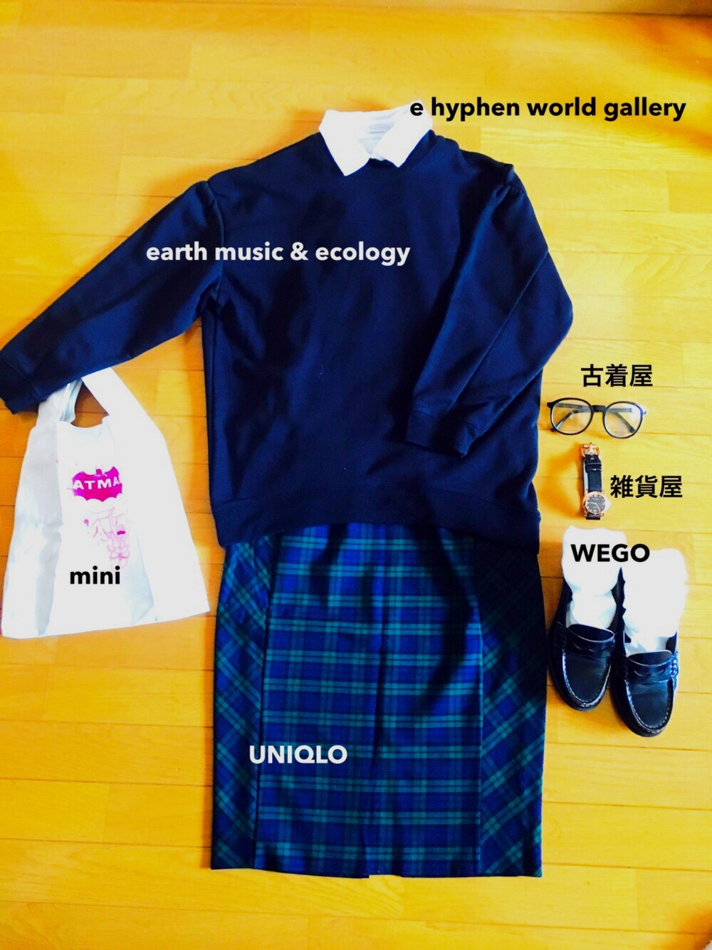 「カジュアル、ユニクロ、シンプルコーデ、スカート、スウェット、スウェット×シャツ、チェック、オトナカジュアル、ootd、ローファー」｜「UNIQLOのWOMEN ペンシルスカート（タータンチェック）（スカート、グリーン系）」を使った、iKi .さん（レディース・152cm）の冬コーディネートの1枚目の写真