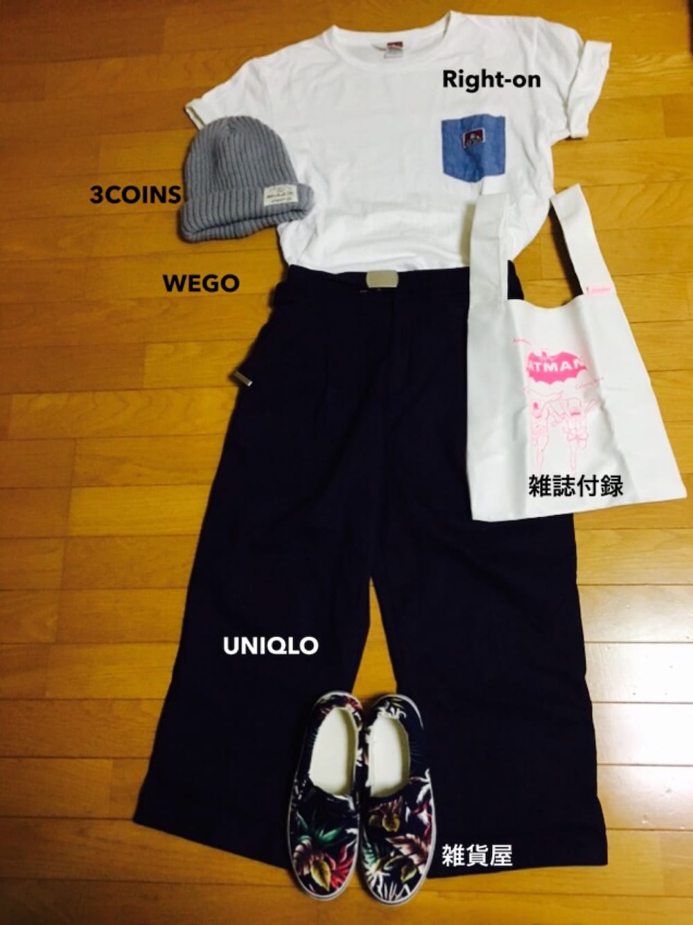 ホワイト系のTシャツ/カットソー、ブルー系のデニムパンツ、その他の雑誌を着用したレディースの夏コーディネートの1枚目の写真
