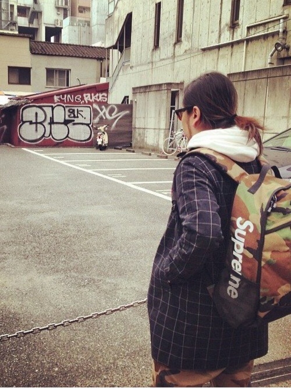 「supreme、VANS」｜「Supreme のアイテム（トレンチコート、ブラック系）」を使った、超勇人さん（メンズ・172cm）の秋コーディネートの1枚目の写真
