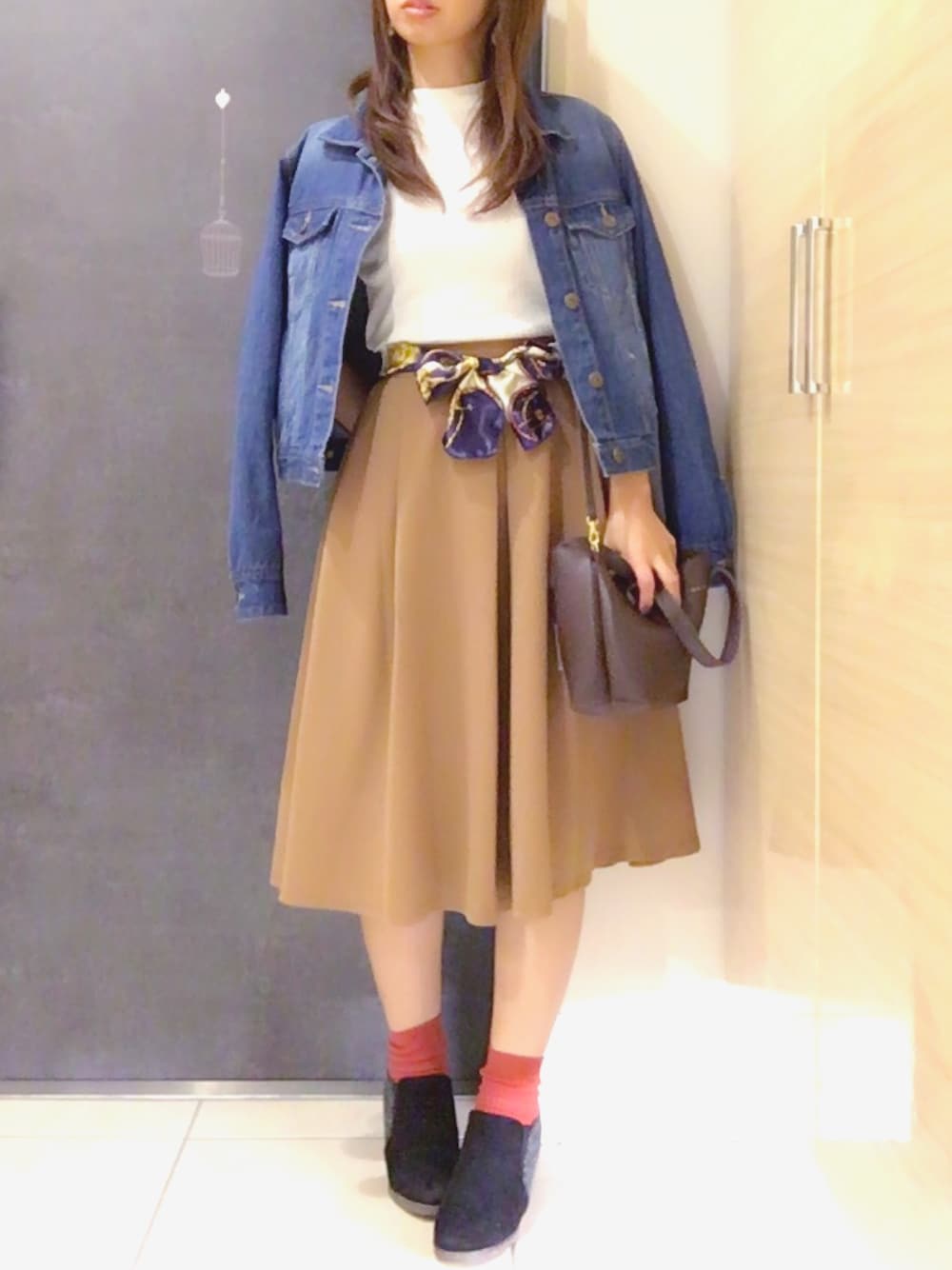 ホワイト系のTシャツ/カットソー、ブラウン系のスカート、ブラウン系のバッグを着用したレディースの秋コーディネートの1枚目の写真