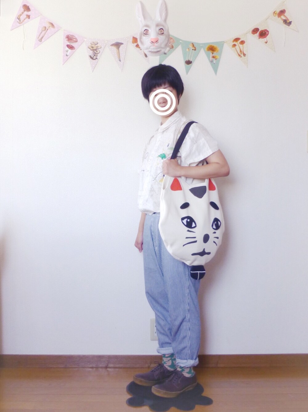 ホワイト系のシャツ/ブラウス、その他のその他パンツ、ホワイト系のトートバッグを着用したレディースの夏コーディネートの1枚目の写真