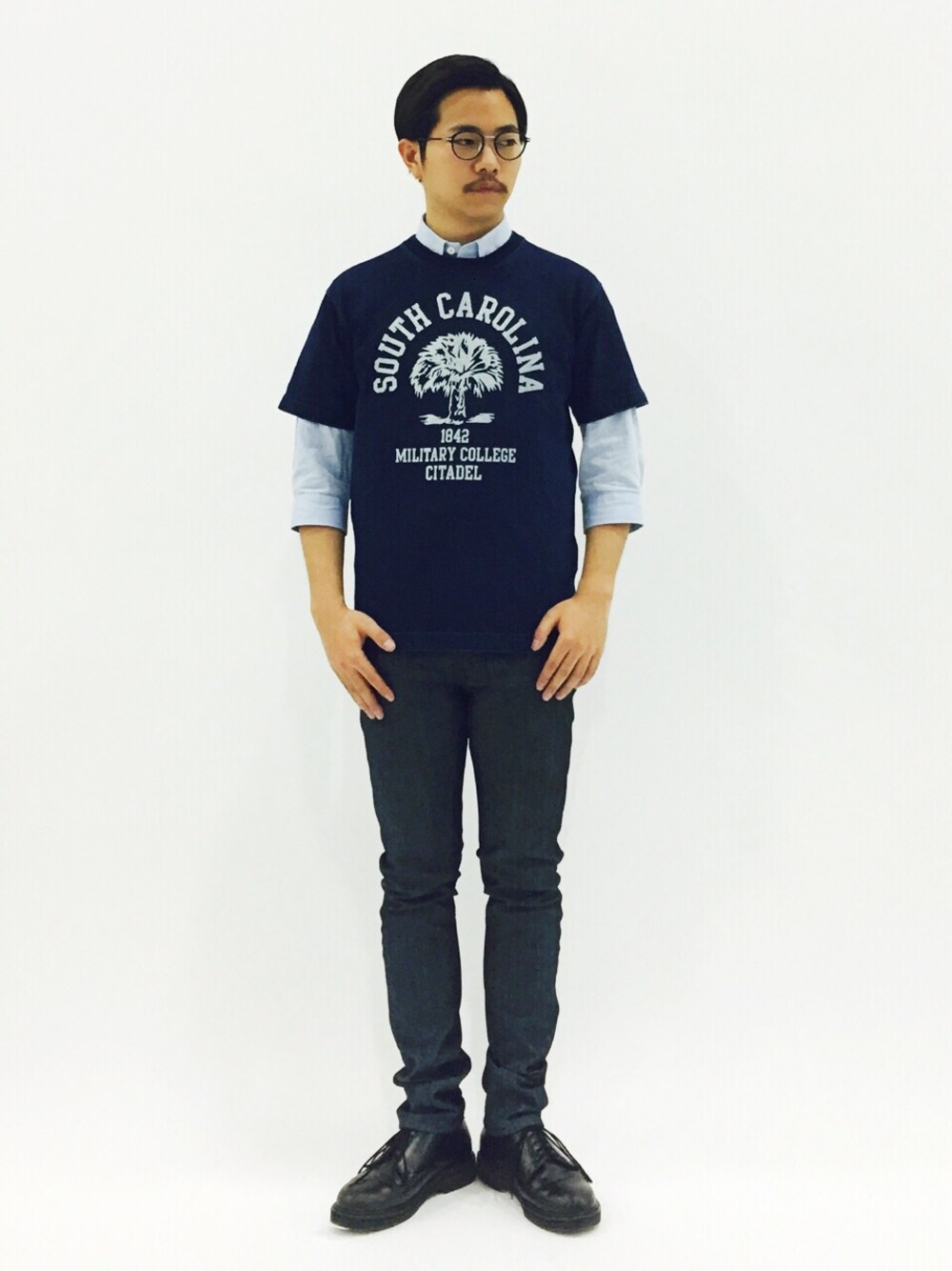 「レイヤードスタイル、メガネ男子、ヒゲ、Tシャツ×シャツ、Tシャツ×デニム、青のtシャツ、七三分けヘアー」｜「VANQUISHのボタンダウンオックス六分袖シャツ（シャツ/ブラウス、ブルー系）」を使った、K-1RO(ケーイチロー)さん（メンズ・171cm）の春コーディネートの1枚目の写真