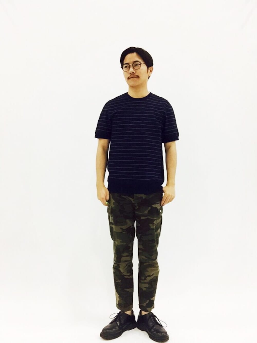 「ボーダー、カモフラパンツ、カーゴパンツ、革靴、ボーダートップス、メガネ男子、ヒゲ、ネイビーTシャツ、七三分けヘアー」｜「JOURNAL STANDARDのREIGNING CHAMP / レイニングチャンプ: Indigo STR Terry SS CN / スウェット（スウェット、ブルー系）」を使った、K-1RO(ケーイチロー)さん（メンズ・171cm）の春コーディネートの1枚目の写真