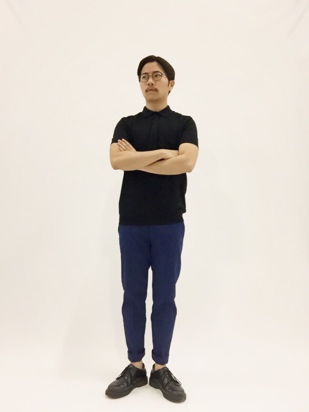 「革靴、クロップドパンツ、ポロシャツ、メガネ男子、ヒゲ、ﾌﾞﾙｰﾊﾟﾝﾂ、ボタンは一番上まで留める、七三分けヘアー」｜「EDIFICEの◇PE TWILL Wクロップドパンツ（その他パンツ、ブルー系）」を使った、K-1RO(ケーイチロー)さん（メンズ・171cm）の春コーディネートの1枚目の写真