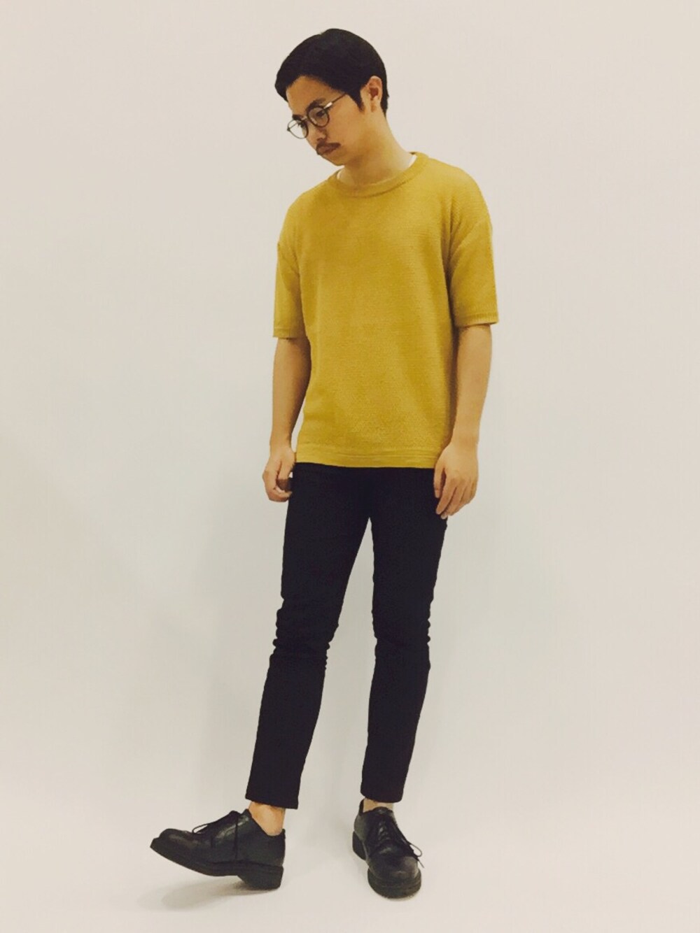 「スキニーパンツ、マスタード、革靴、メガネ男子、サマーニット、ヒゲ、半袖ニット、七三分けヘアー」｜「STUDIOUSのSTUDIOUS カノコリネンニット MADE IN JAPAN（ニット/セーター、イエロー系）」を使った、K-1RO(ケーイチロー)さん（メンズ・171cm）の春コーディネートの1枚目の写真