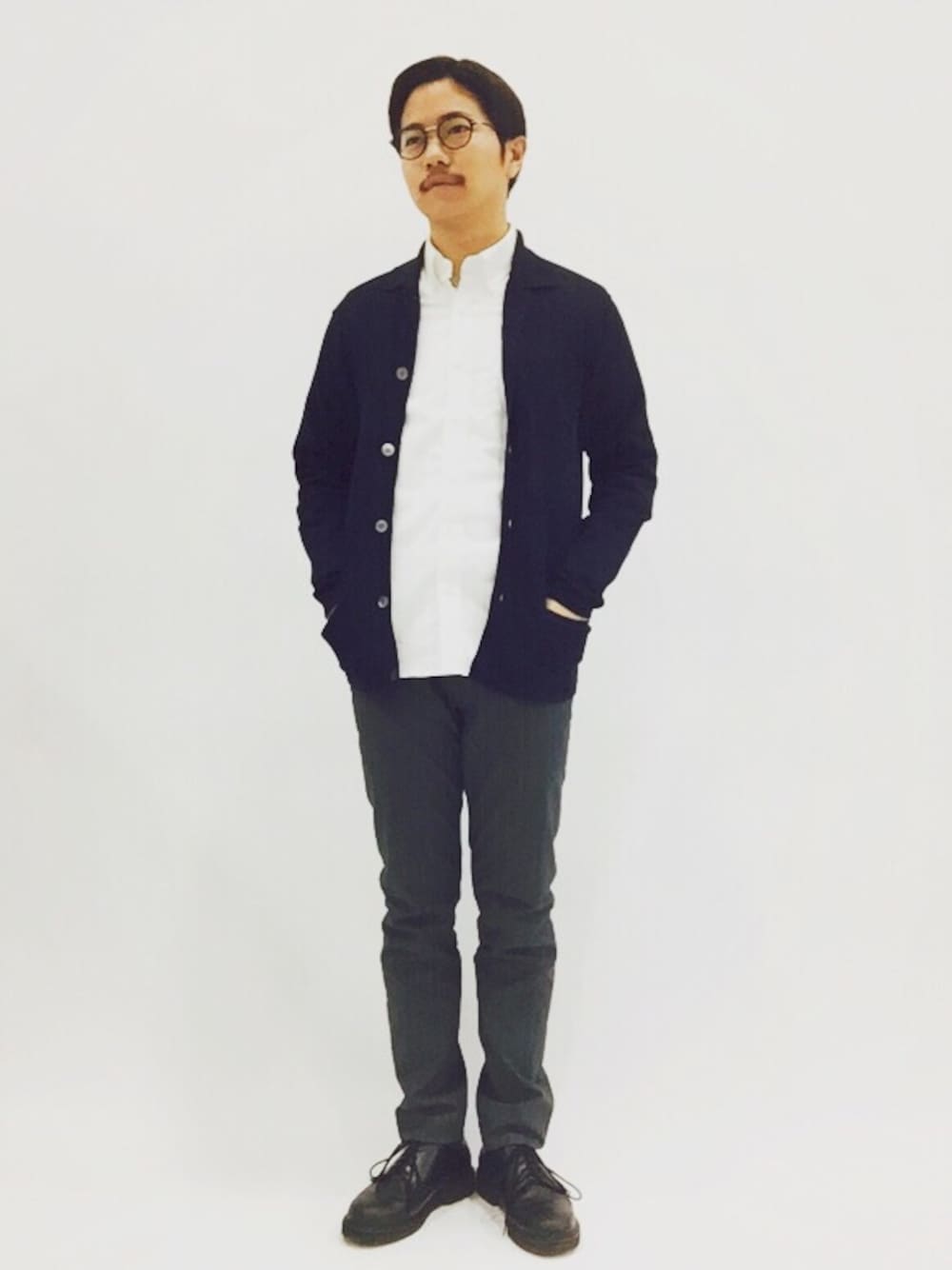 ブルー系のカーディガン/ボレロ、グレー系のその他パンツを着用したメンズの春コーディネートの1枚目の写真