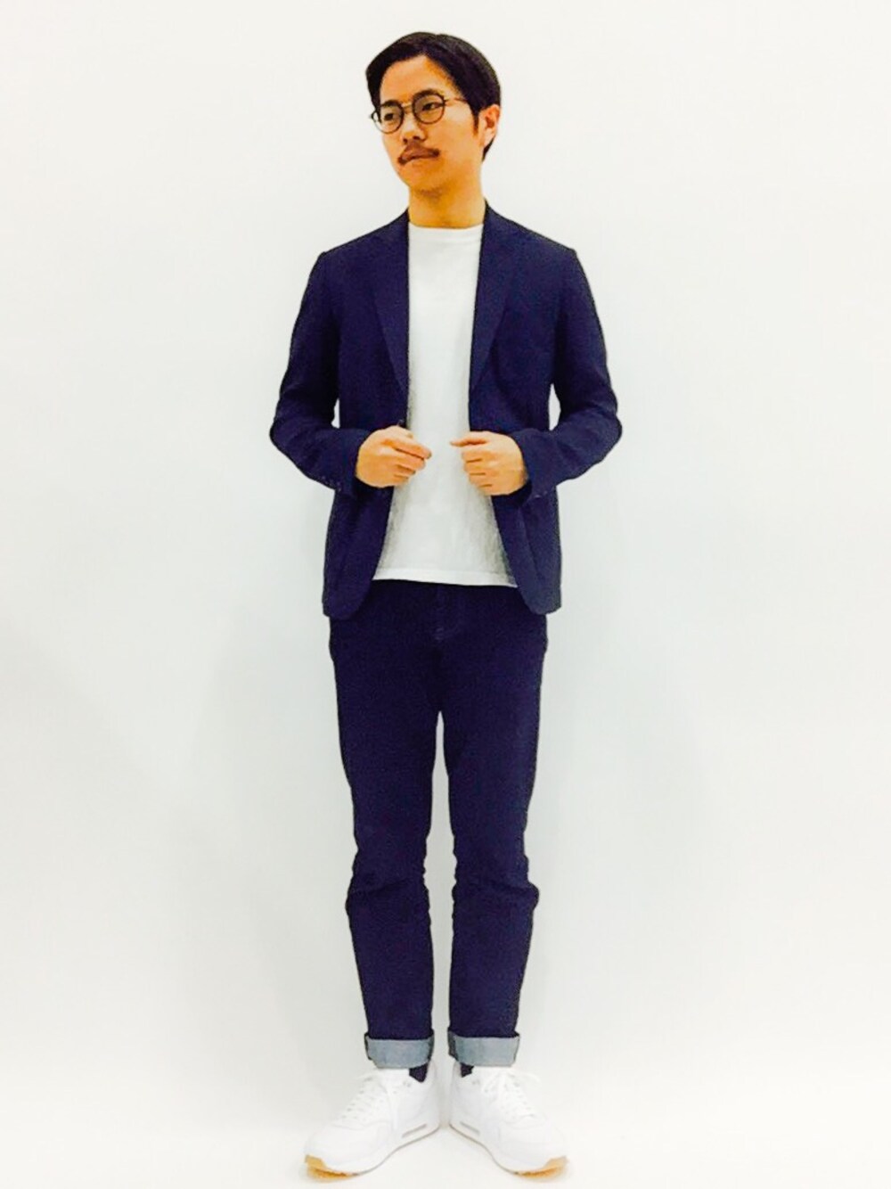 「ロールアップ、インディゴデニム、ネイビージャケット、白Tシャツ、ホワイトスニーカー」｜「JOURNAL STANDARD relumeのNIKE AIR MAX 1leather PA（スニーカー、ホワイト系）」を使った、K-1RO(ケーイチロー)さん（メンズ・171cm）の春コーディネートの1枚目の写真
