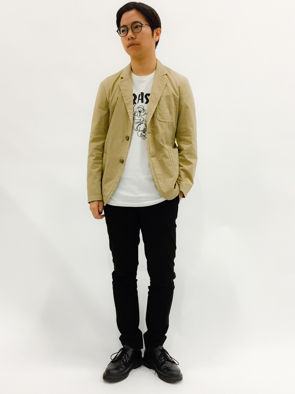 「テーラードジャケット、プリントTシャツ、シンプルコーデ、メガネ男子、ベージュジャケット、白Tシャツ」｜「JACKSON MATISSEのTHRASHER×POPEYE Tee（Tシャツ/カットソー、ホワイト系）」を使った、K-1RO(ケーイチロー)さん（メンズ・171cm）の春コーディネートの1枚目の写真