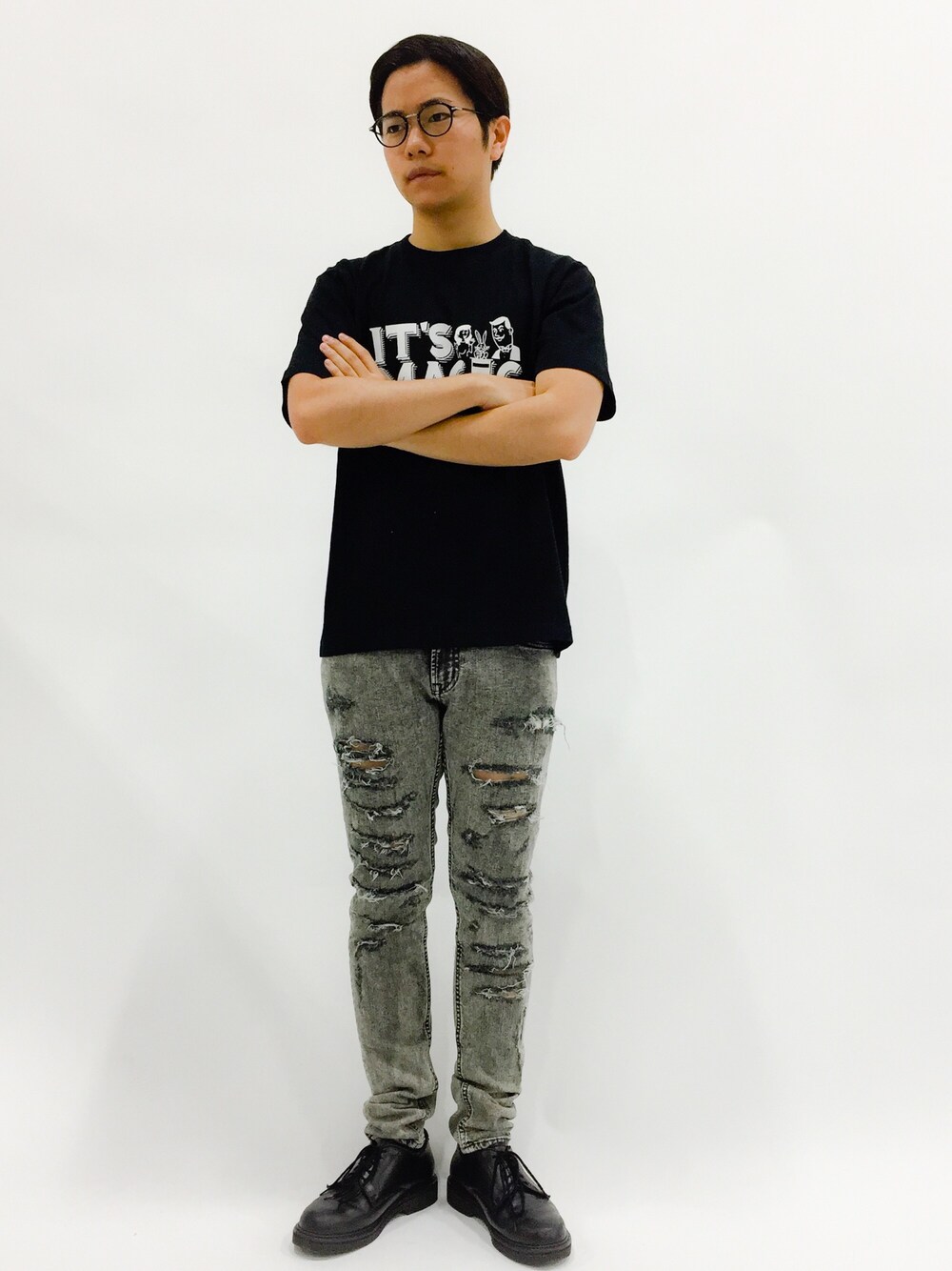「モノトーン、ダメージジーンズ、プリントT、スキニーデニム、ダメージデニムパンツ、モノトーンコーデ、黒Tシャツ」｜「BEAMS TのO.ICU&MAGIC SS（Tシャツ/カットソー、ブラック系）」を使った、K-1RO(ケーイチロー)さん（メンズ・171cm）の春コーディネートの1枚目の写真