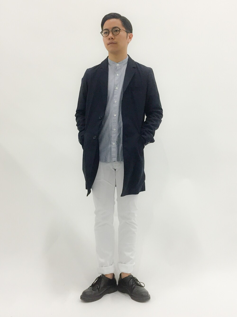 「チェスターコート、革靴、ストライプシャツ、ロールアップ、ホワイトパンツ、バンドカラー、七三分けヘアー」｜「JACOB COHENのJ/C PW622 PIQUE（デニムパンツ、ホワイト系）」を使った、K-1RO(ケーイチロー)さん（メンズ・171cm）の春コーディネートの1枚目の写真