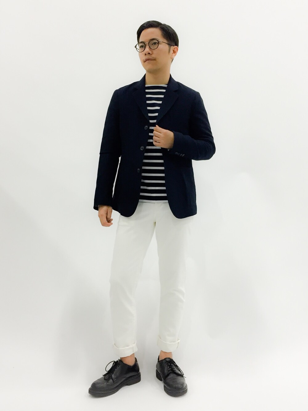 「革靴、ホワイトデニム、ロールアップ、ホワイトパンツ、ボーダートップス、ジャケットスタイル、ボートネック、ネイビージャケット」｜「EDIFICEのマリンボーダーボートネック（Tシャツ/カットソー、ブルー系）」を使った、K-1RO(ケーイチロー)さん（メンズ・171cm）の春コーディネートの1枚目の写真