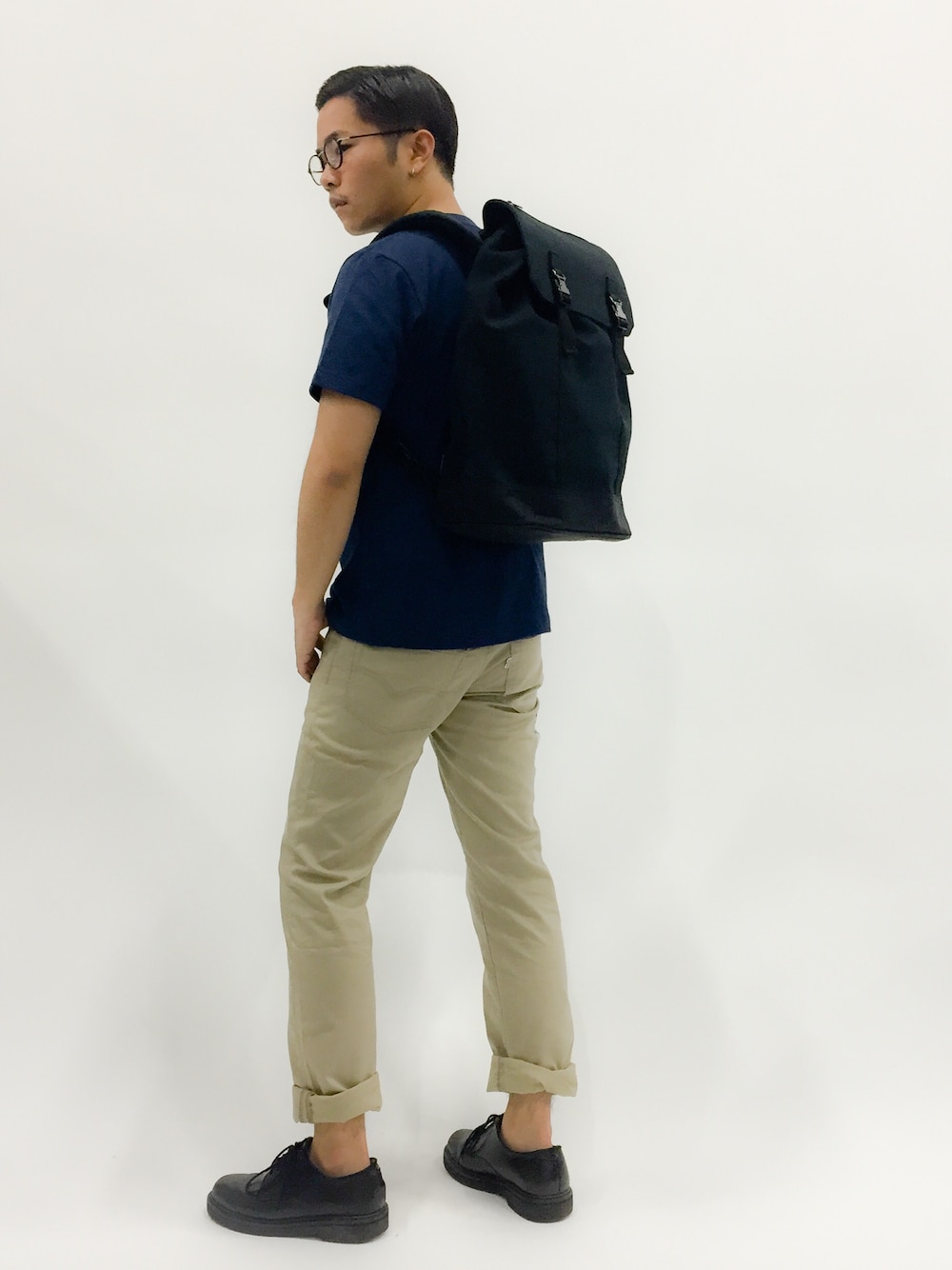 「バックパック、革靴、ポケットＴシャツ、バックパック/リュック、ネイビーTシャツ、七三分けヘアー、天竺」｜「CIAOPANICの【Ciaopanic】度詰め天竺ポケTee（Tシャツ/カットソー、ブルー系）」を使った、K-1RO(ケーイチロー)さん（メンズ・171cm）の春コーディネートの1枚目の写真
