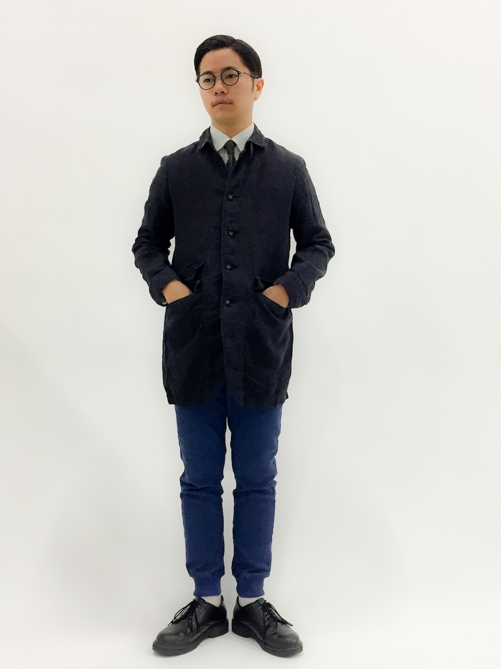 「ストレッチパンツ、リネンコート、ショールカラー、白シャツ、ネクタイ、白ソックス、革靴、七三分けヘアー、メガネ男子」｜「JOURNAL STANDARDのツイルストレッチライトリブPT #（その他パンツ、ブルー系）」を使った、K-1RO(ケーイチロー)さん（メンズ・171cm）の春コーディネートの1枚目の写真