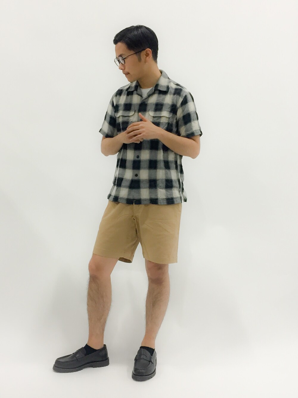 「オープンカラーシャツ、チェックシャツ、半袖シャツ、ショーツ、ショーツスタイル、革靴、七三分けヘアー、メガネ男子、チノパン」｜「BEAMSのBEAMS / モックローファー（ローファー、ブラック系）」を使った、K-1RO(ケーイチロー)さん（メンズ・171cm）の春コーディネートの1枚目の写真