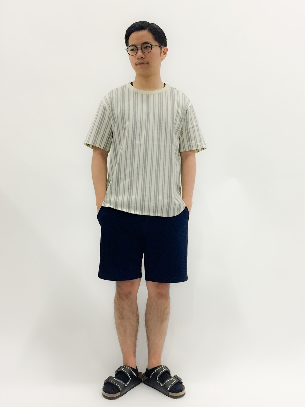 ブラック系のサンダル、ブルー系のその他パンツ、グレー系のTシャツ/カットソーを着用したメンズの春コーディネートの1枚目の写真