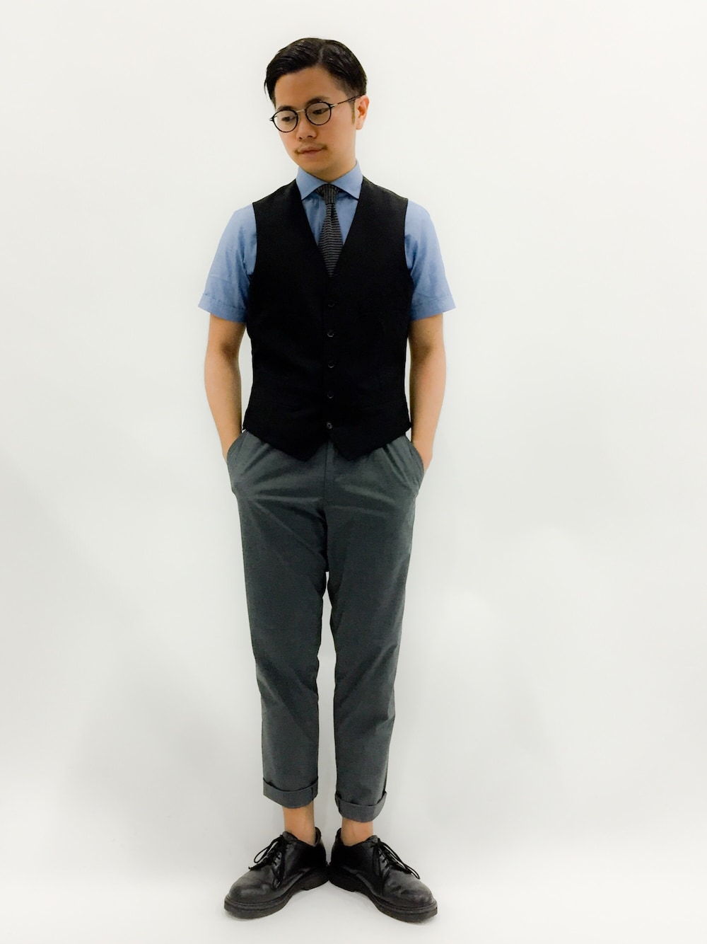 「ベスト×シャツ、ベスト、ジレ、タイドアップ、ネクタイ、半袖シャツ、グレーのパンツ、かっちりスタイル、メガネ男子、革靴」｜「field/dreamのカジュアルパンツ（その他パンツ、グレー系）」を使った、K-1RO(ケーイチロー)さん（メンズ・171cm）の春コーディネートの1枚目の写真