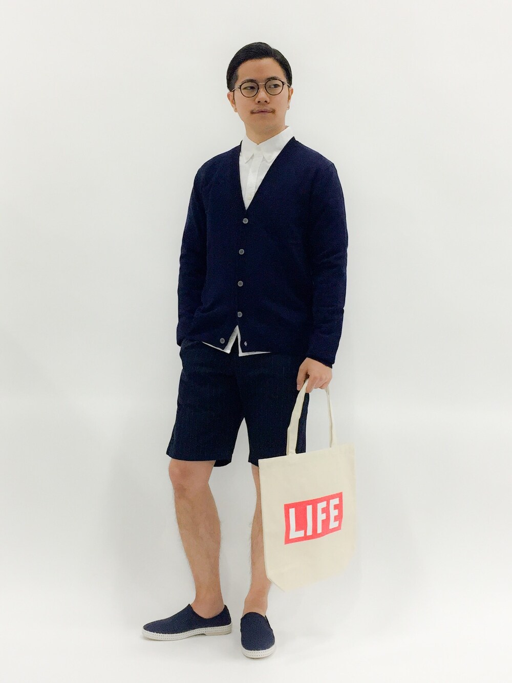 ブルー系のその他シューズ、ブルー系のその他パンツ、ホワイト系のトートバッグを着用したメンズの春コーディネートの1枚目の写真