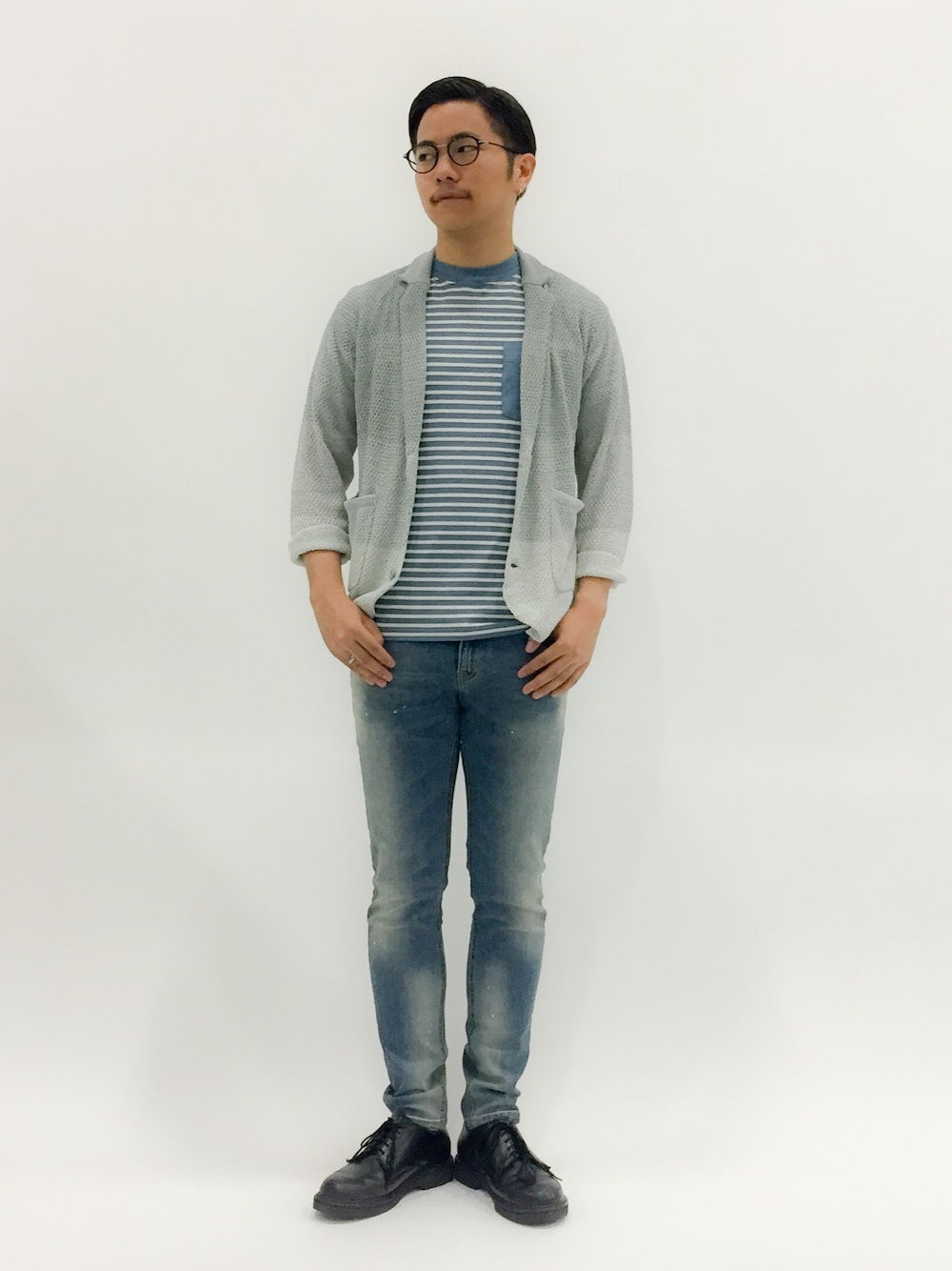 「デニム、革靴、ボーダートップス、スキニーデニム、ダメージデニムパンツ、メガネ男子、ポケットＴシャツ、カーディガンジャケット、七三分けヘアー、ラペルカーディガン」｜「PROJECT SR'ESの【EIGHT RABBIT】グラデーション7分丈テーラードジャケット（テーラードジャケット、グレー系）」を使った、K-1RO(ケーイチロー)さん（メンズ・171cm）の春コーディネートの1枚目の写真