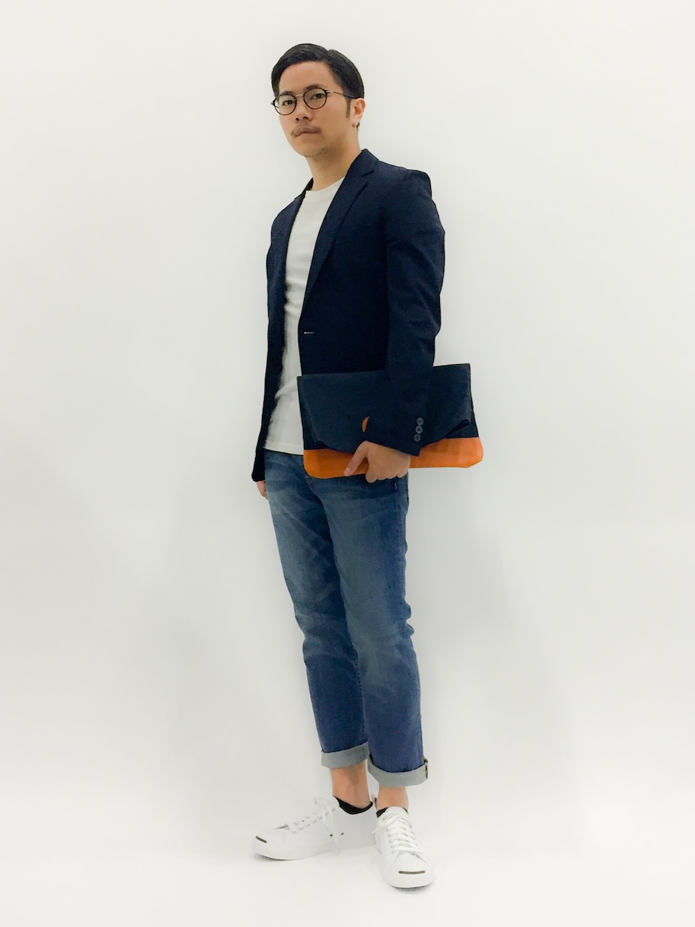 「クラッチバッグ、ロールアップ、ジャックパーセル、メガネ男子、ネイビージャケット、スキニーデニムパンツ、クールマックス、ホワイトスニーカー、ホワイトＴシャツ、サマージャケット」｜「URBAN RESEARCHのUR COOL MAX SURF KNIT JKT（テーラードジャケット、ブルー系）」を使った、K-1RO(ケーイチロー)さん（メンズ・171cm）の春コーディネートの1枚目の写真