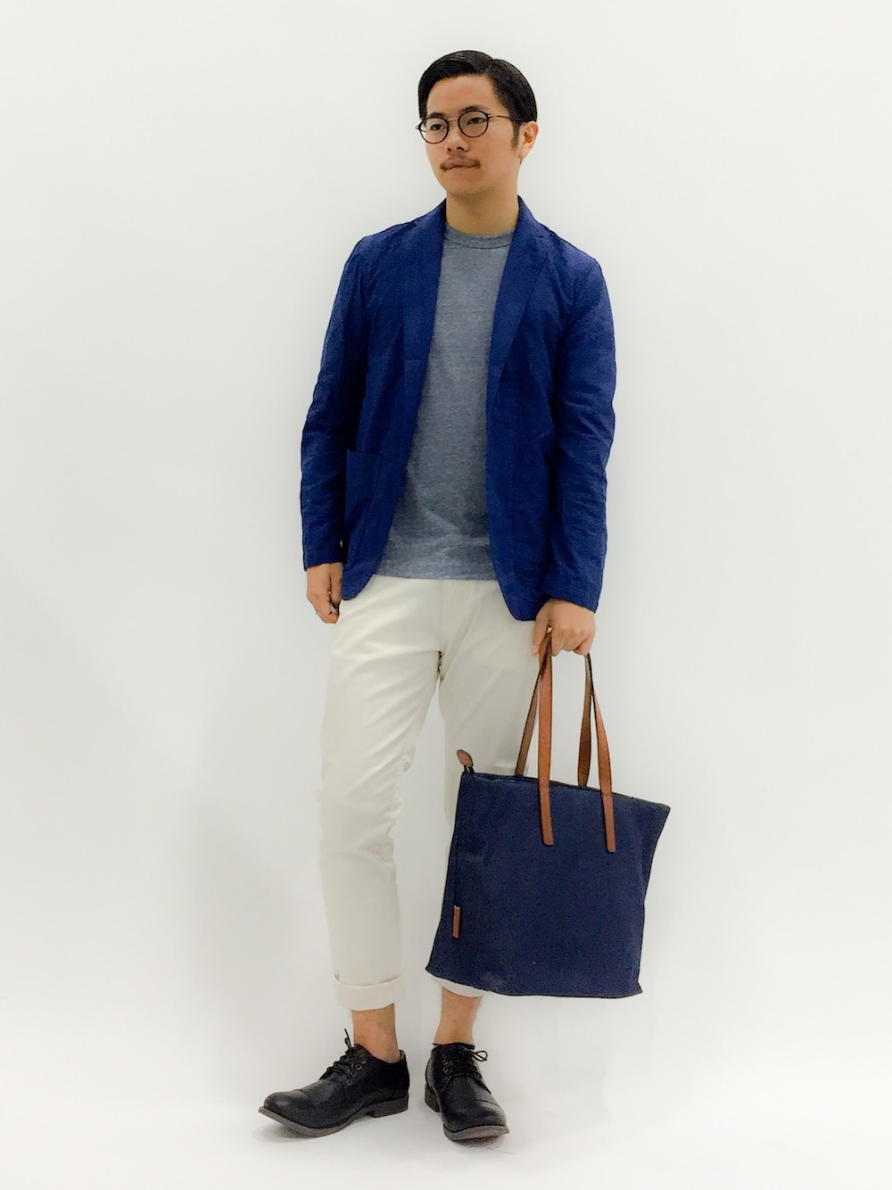 「トートバッグ、ホワイトパンツ、きれいめカジュアル、プレーントゥ、ネイビージャケット、爽やかコーデ、短靴、レースシューズ、七三分けヘアー、グレーのTシャツ」｜「hardcoverのhardcover/プレーントゥShoes/ONE DAY EXCLUSIVE （ドレスシューズ、ブラック系）」を使った、K-1RO(ケーイチロー)さん（メンズ・171cm）の春コーディネートの1枚目の写真