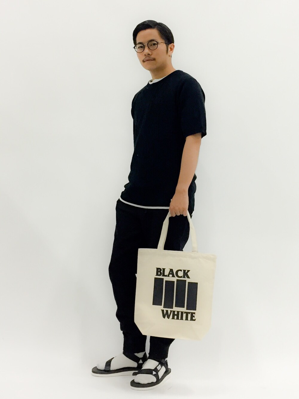 「トートバッグ、リブパンツ、白T、ケーブルニット、レイヤードスタイル、ヘンリーネック、コットンリネン、靴下 × サンダル、ソックス×サンダル、５分袖」｜「suicokeのSUICOKE DEPAV（サンダル、ブラック系）」を使った、K-1RO(ケーイチロー)さん（メンズ・171cm）の春コーディネートの1枚目の写真
