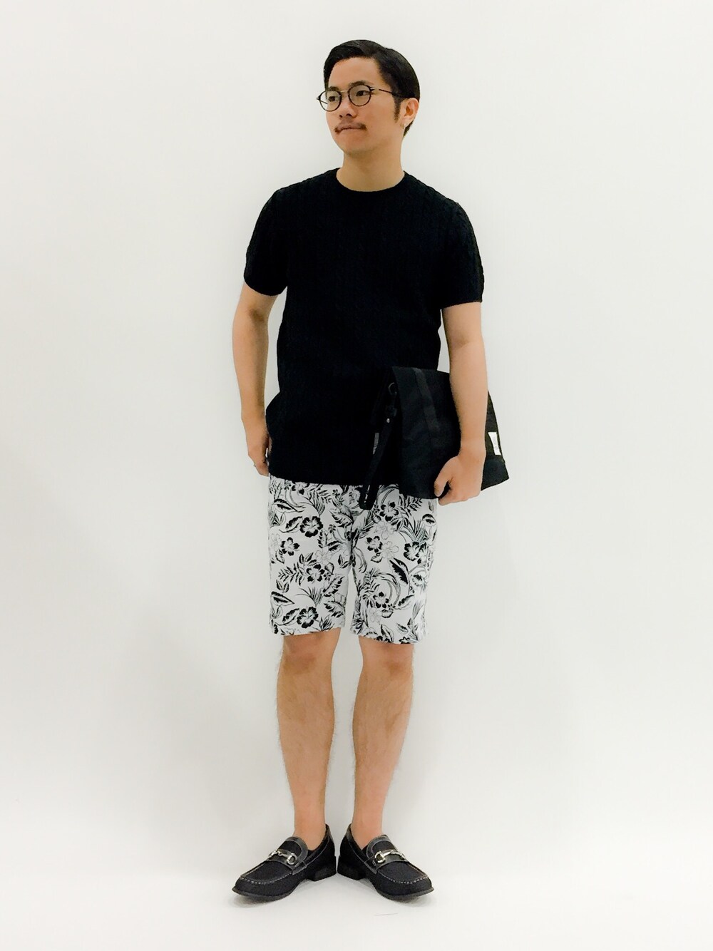 「クルーネックニット、クラッチバッグ、ケーブルニット、モカシン、ショーツ、ビットローファー、メガネ男子、総柄パンツ、半袖ニット、ショーツスタイル」｜「BEAMSのBEAMS / ケーブル 半袖 クルーニット:（ニット/セーター、ブラック系）」を使った、K-1RO(ケーイチロー)さん（メンズ・171cm）の春コーディネートの1枚目の写真