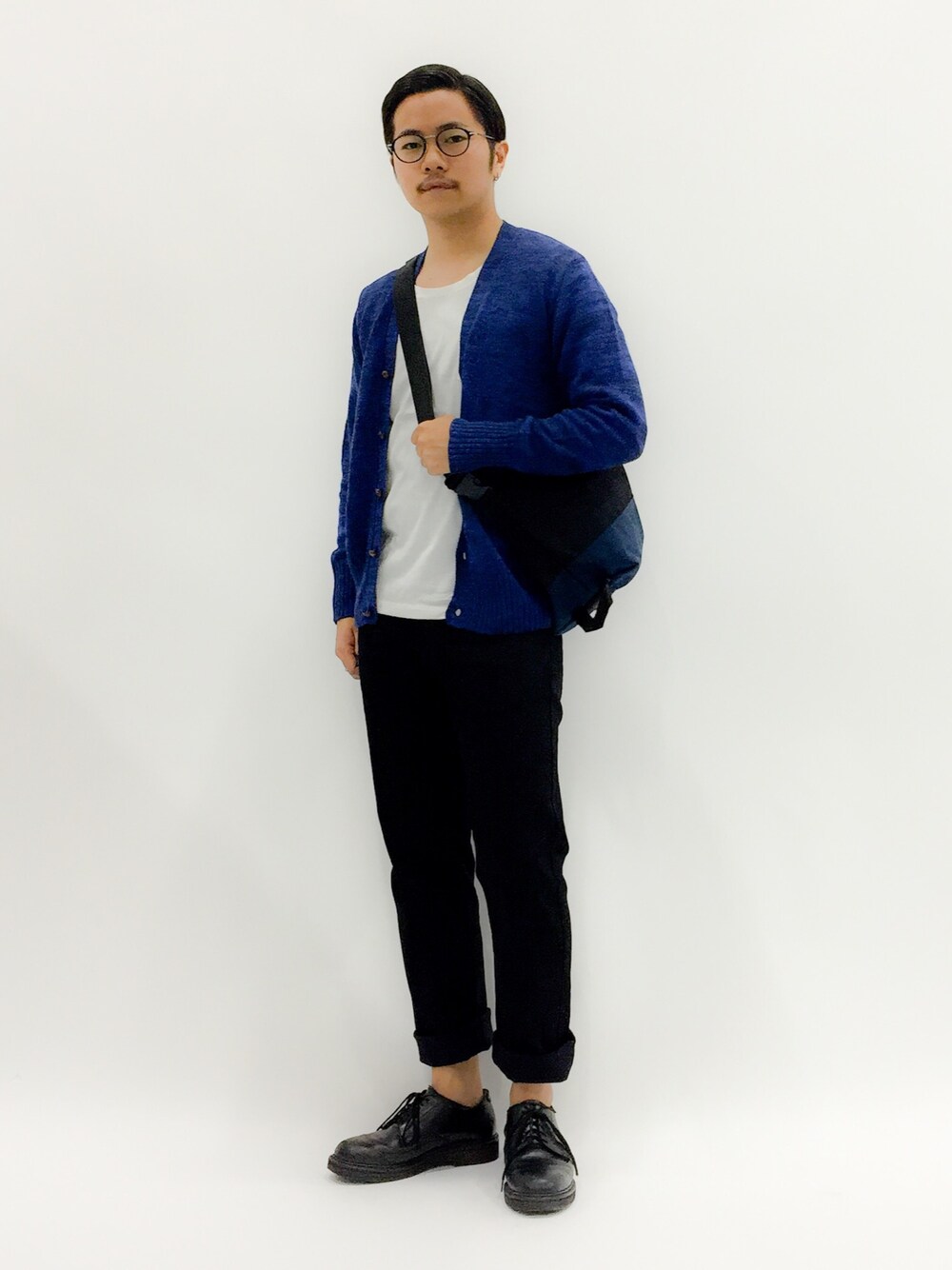 「カットソー、チノパン、ショルダーバッグ、革靴、ロールアップ、メガネ男子、黒パンツ、青カーディガン、七三分けヘアー、ブルーカーディガン」｜「green label relaxingの[ドリフター] DRIFTER GLR AREWAYPOUCH　ショルダーバッグ tvl003（ショルダーバッグ、ブラック系）」を使った、K-1RO(ケーイチロー)さん（メンズ・171cm）の春コーディネートの1枚目の写真