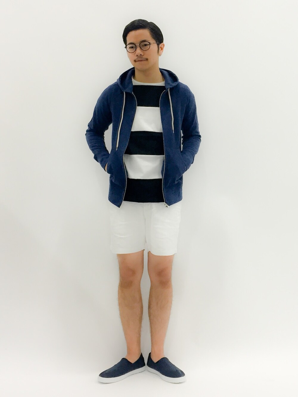 「パーカー、ショートパンツ、スリッポン、ショーツ、ホワイトパンツ、ボーダートップス、メガネ男子、ネイビー×ホワイト、ボーダーTシャツ、七三分けヘアー」｜「FRANCESCOの【山本裕典さん着用 smart(スマート)5月号 P42掲載商品】トレンドアイテム！！【フランチェスコ】別注スリッポン/スペイン製（スリッポン、ブルー系）」を使った、K-1RO(ケーイチロー)さん（メンズ・171cm）の春コーディネートの1枚目の写真
