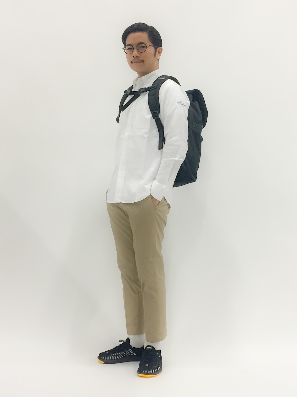 「バックパック、白シャツ、チノパン、長袖シャツ、白ソックス、ベージュのチノパン、メガネ男子、七三分けヘアー、UNEEK、スニーカーサンダル」｜「FATのBD-EV（シャツ/ブラウス、ホワイト系）」を使った、K-1RO(ケーイチロー)さん（メンズ・171cm）の春コーディネートの1枚目の写真