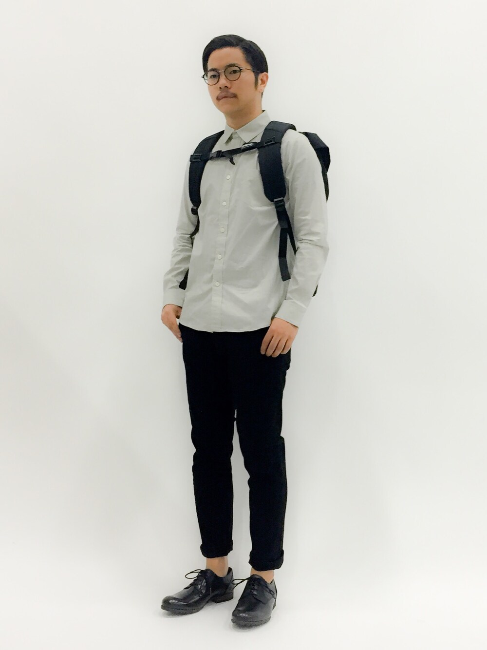 「スキニーパンツ、バックパック、ストレッチパンツ、革靴、ロールアップ、メガネ男子、モノトーンコーデ、グレーシャツ、短靴、ボタンは一番上まで留める」｜「STUDIOUSのSTUDIOUS ストレッチブロードシャツ MADE IN JAPAN（シャツ/ブラウス、グレー系）」を使った、K-1RO(ケーイチロー)さん（メンズ・171cm）の夏コーディネートの1枚目の写真