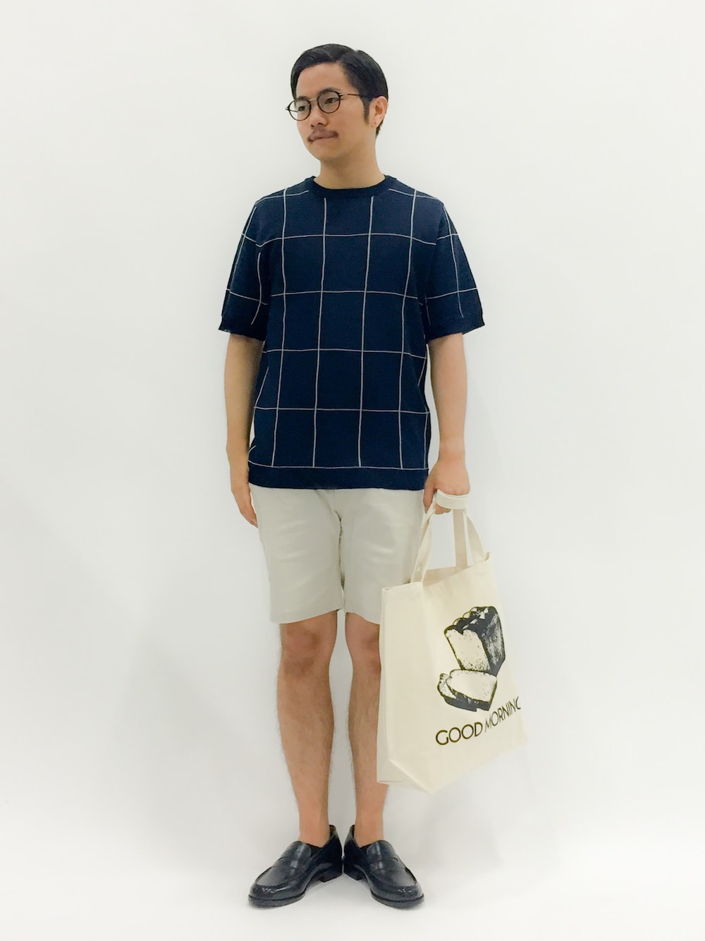 「トートバッグ、ローファー、チェック柄、オフホワイト、ウィンドウペン、メガネ男子、半袖ニット、ニットTシャツ、ショーツスタイル、七三分けヘアー」｜「WEGOのWEGO/食パントートバッグ（トートバッグ、ホワイト系）」を使った、K-1RO(ケーイチロー)さん（メンズ・171cm）の夏コーディネートの1枚目の写真