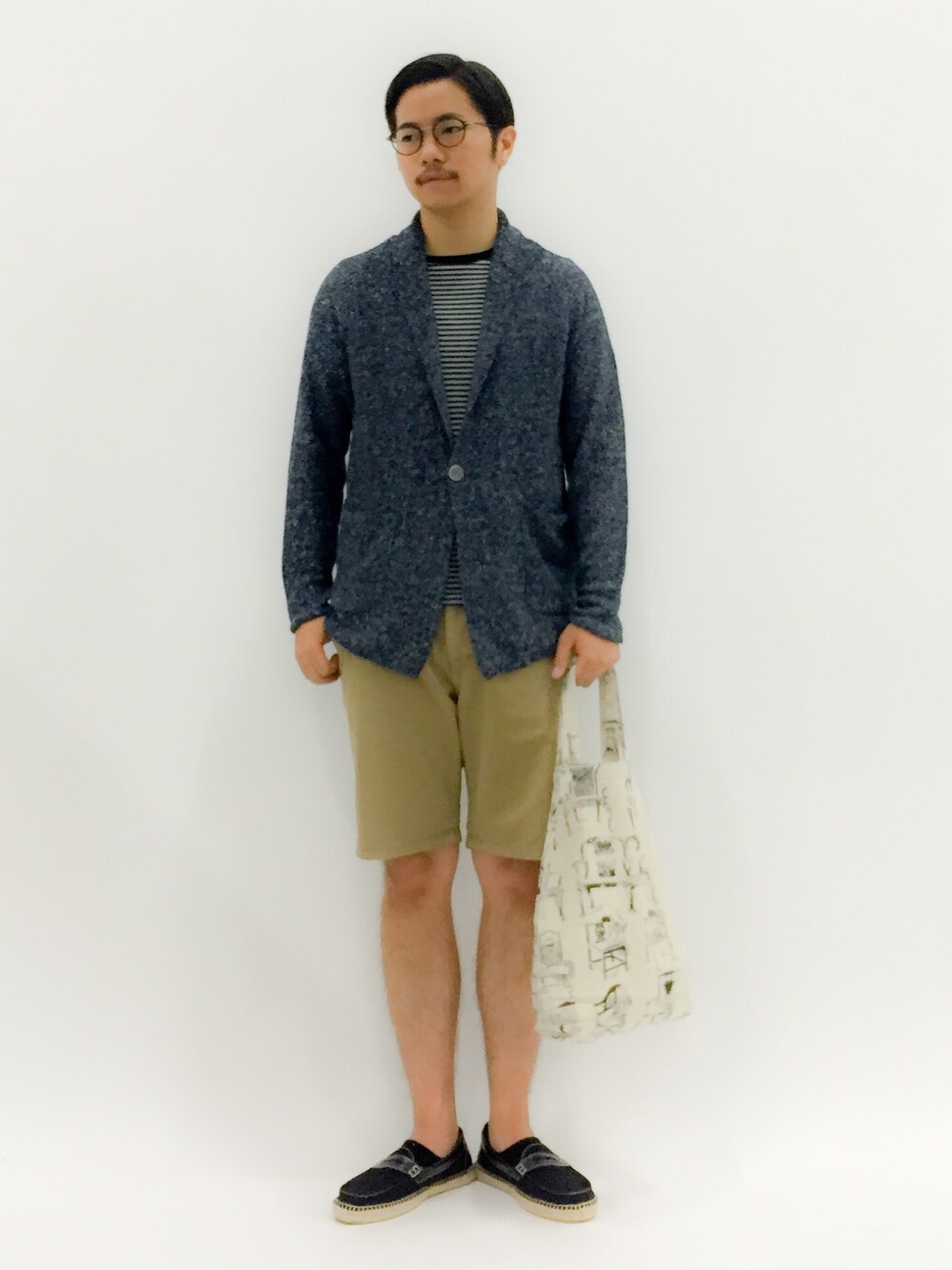 「カーディガン、チノパン、ローファー、ショーツ、ポケットＴシャツ、ボーダーTシャツ、キャンバスシューズ、リネンカーディガン、ラペルカーディガン、ベージュのパンツ」｜「MagineのCTN 5mm BOADER PKT TEE:コットン5MMボーダーポケットTEE（Tシャツ/カットソー、グレー系）」を使った、K-1RO(ケーイチロー)さん（メンズ・171cm）の夏コーディネートの1枚目の写真