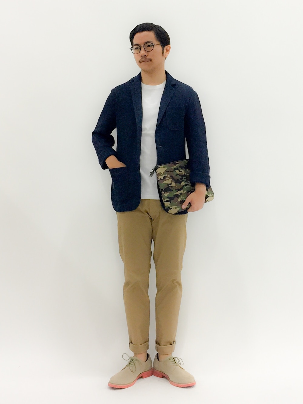 「テーパードパンツ、クラッチバッグ、チノパン、カモ柄、ロールアップ、ベージュのチノパン、ジャケットスタイル、メガネ男子、ネイビージャケット、白Tシャツ」｜「SHIPSのSC: SHIPS（シップス）"COOL MAX" ライト ラッセル/コード 2ボタン ジャケット（その他アウター、ブルー系）」を使った、K-1RO(ケーイチロー)さん（メンズ・171cm）の夏コーディネートの1枚目の写真