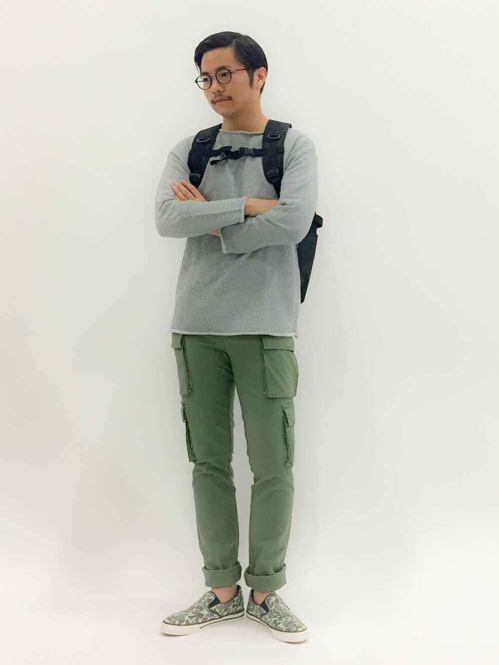 「バックパック、カーゴパンツ、スリッポン、迷彩柄、カモ柄、メガネ男子、スウェットトップス、ドロップショルダー、グレーのスウェット、黒のリュック」｜「URBAN RESEARCH DOORS MENSのFORK&SPOON　ドロップショルダースウェット（スウェット、グレー系）」を使った、K-1RO(ケーイチロー)さん（メンズ・171cm）の夏コーディネートの1枚目の写真