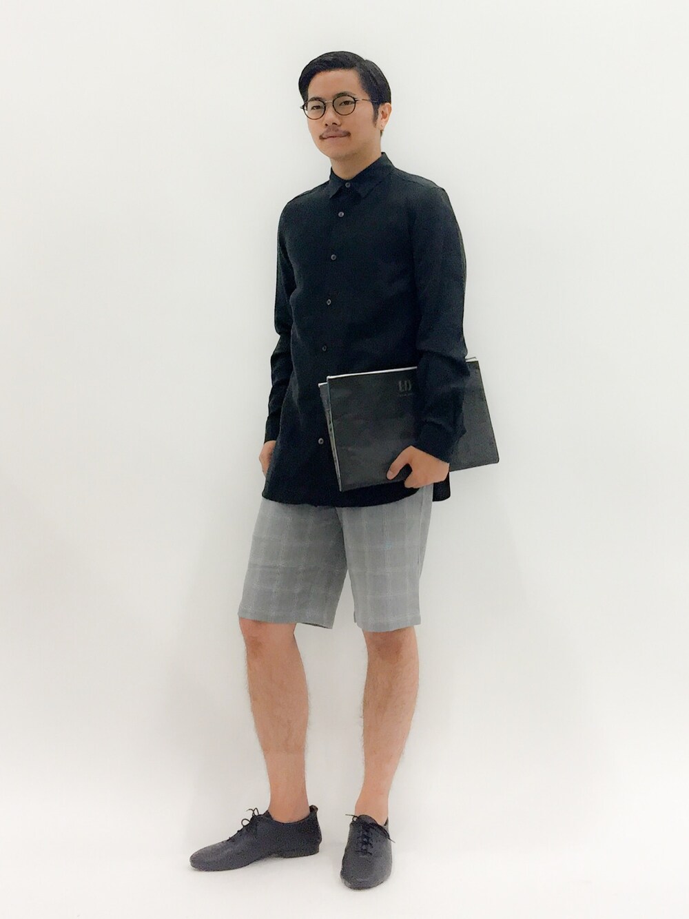 「クラッチバッグ、ロングシャツ、チェックパンツ、バレエシューズ、革靴、ショーツ、黒シャツ、リネンシャツ、シアサッカー、ペーパーバッグ」｜「STUDIOUSのSTUDIOUS レーヨンリネンロングシャツ MADE IN JAPAN（シャツ/ブラウス、ブラック系）」を使った、K-1RO(ケーイチロー)さん（メンズ・171cm）の夏コーディネートの1枚目の写真