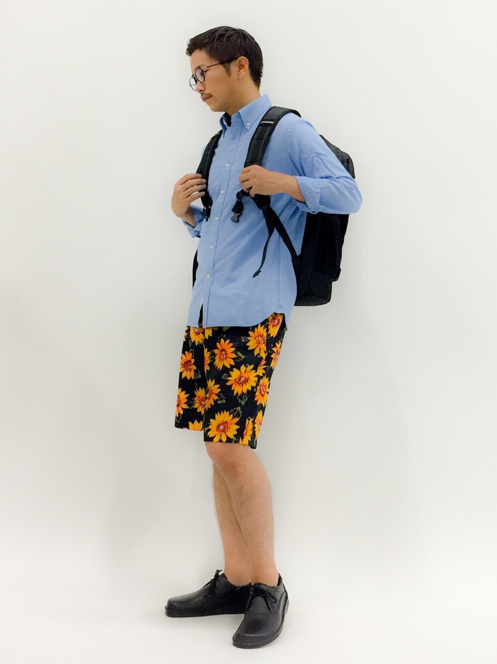 「バックパック、ドレスシューズ、ハーフパンツ、birkenstock、ボタンダウンシャツ、オックスフォードシャツ、フラワープリント、花柄パンツ、メガネ男子、ブルーシャツ」｜「BEAMS LIGHTS Men'sのBEAMS LIGHTS / ガーメントダイオックスフォードシャツ（シャツ/ブラウス、ブルー系）」を使った、K-1RO(ケーイチロー)さん（メンズ・171cm）の夏コーディネートの1枚目の写真