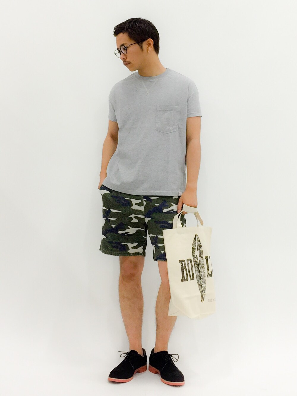 「トートバッグ、カモフラ、カモフラパンツ、カモ柄、ポケットＴシャツ、ポケT、無地Tシャツ、無地T、短靴、グレーTシャツ」｜「JOURNAL STANDARD relumeのRE*CALCRU RELAXED TEE ##（Tシャツ/カットソー、グレー系）」を使った、K-1RO(ケーイチロー)さん（メンズ・171cm）の夏コーディネートの1枚目の写真