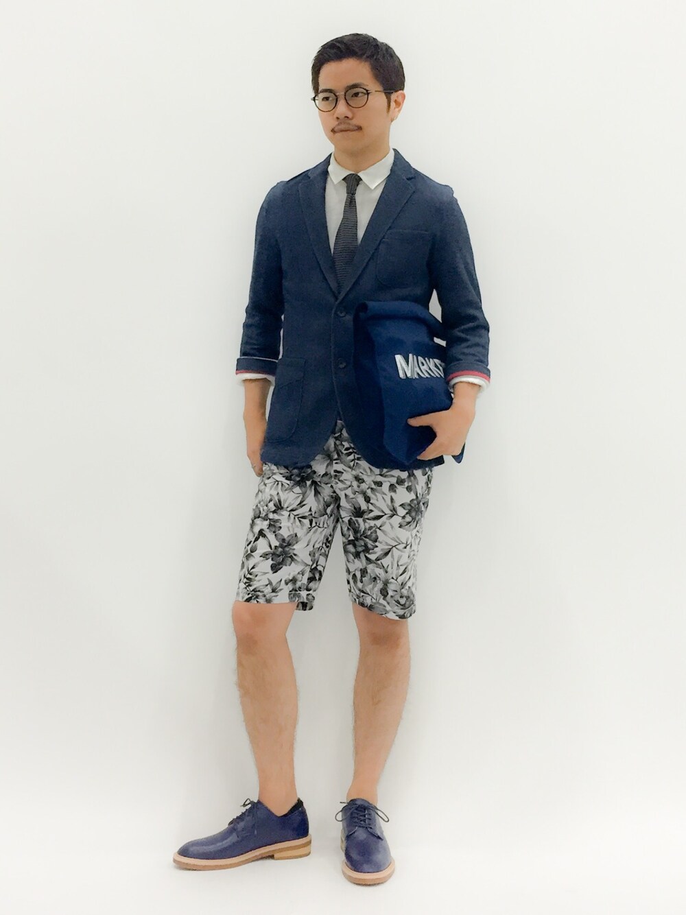 「柄パンツ、クラッチバッグ、ネクタイ、タイドアップ、レインシューズ、リネンシャツ、七分袖、ネイビージャケット、ショーツスタイル、7分袖」｜「BEAMS LIGHTS Men'sのBEAMS LIGHTS / ダブルフェイス7分袖ジャケット（テーラードジャケット、ブルー系）」を使った、K-1RO(ケーイチロー)さん（メンズ・171cm）の夏コーディネートの1枚目の写真