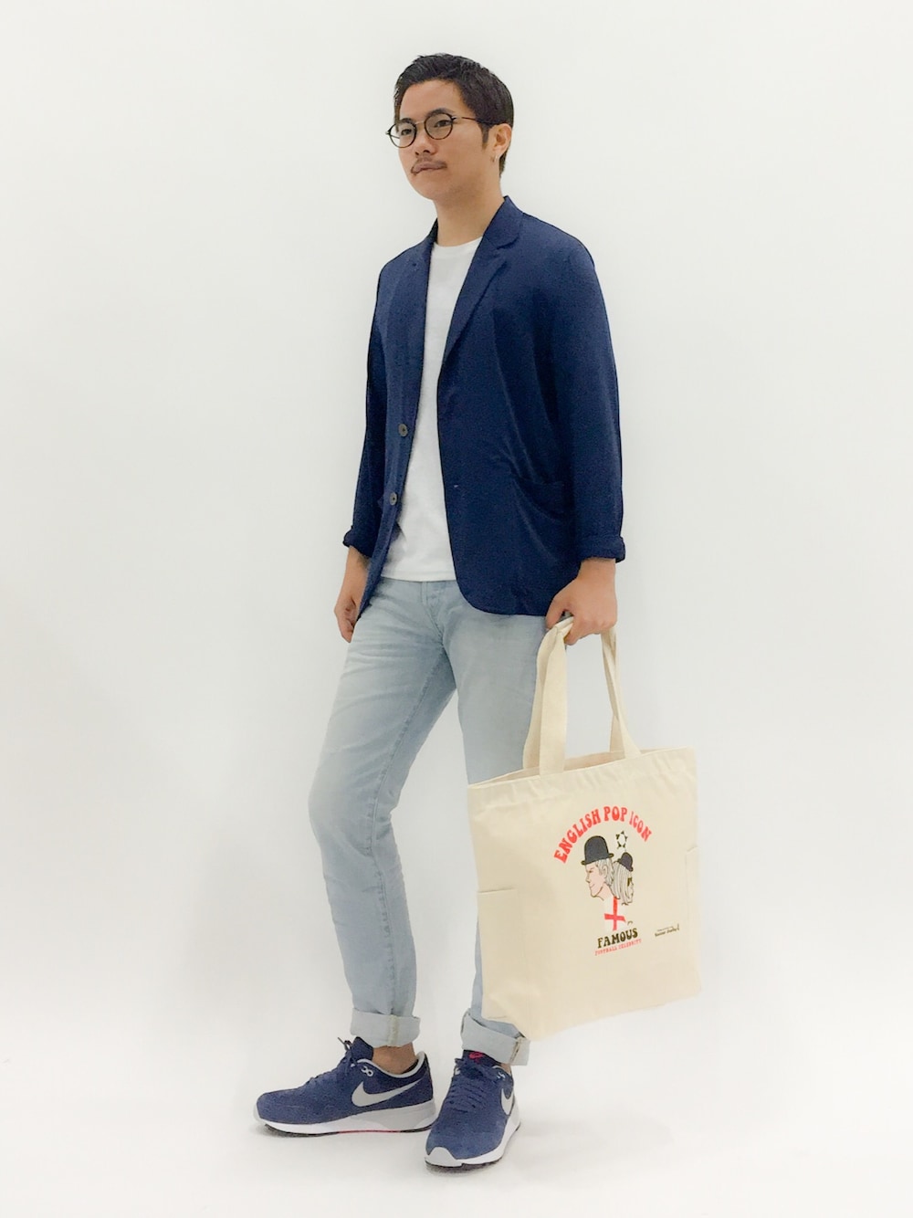「トートバッグ、NIKE、白T、ジャケットスタイル、パイル素材、ネイビージャケット、白Tシャツ、ブルーデニム、ウォッシュデニム、カットソージャケット」｜「EDIFICEのテンジクカットオフジャケットカーディガン（カーディガン/ボレロ、ブルー系）」を使った、K-1RO(ケーイチロー)さん（メンズ・171cm）の夏コーディネートの1枚目の写真