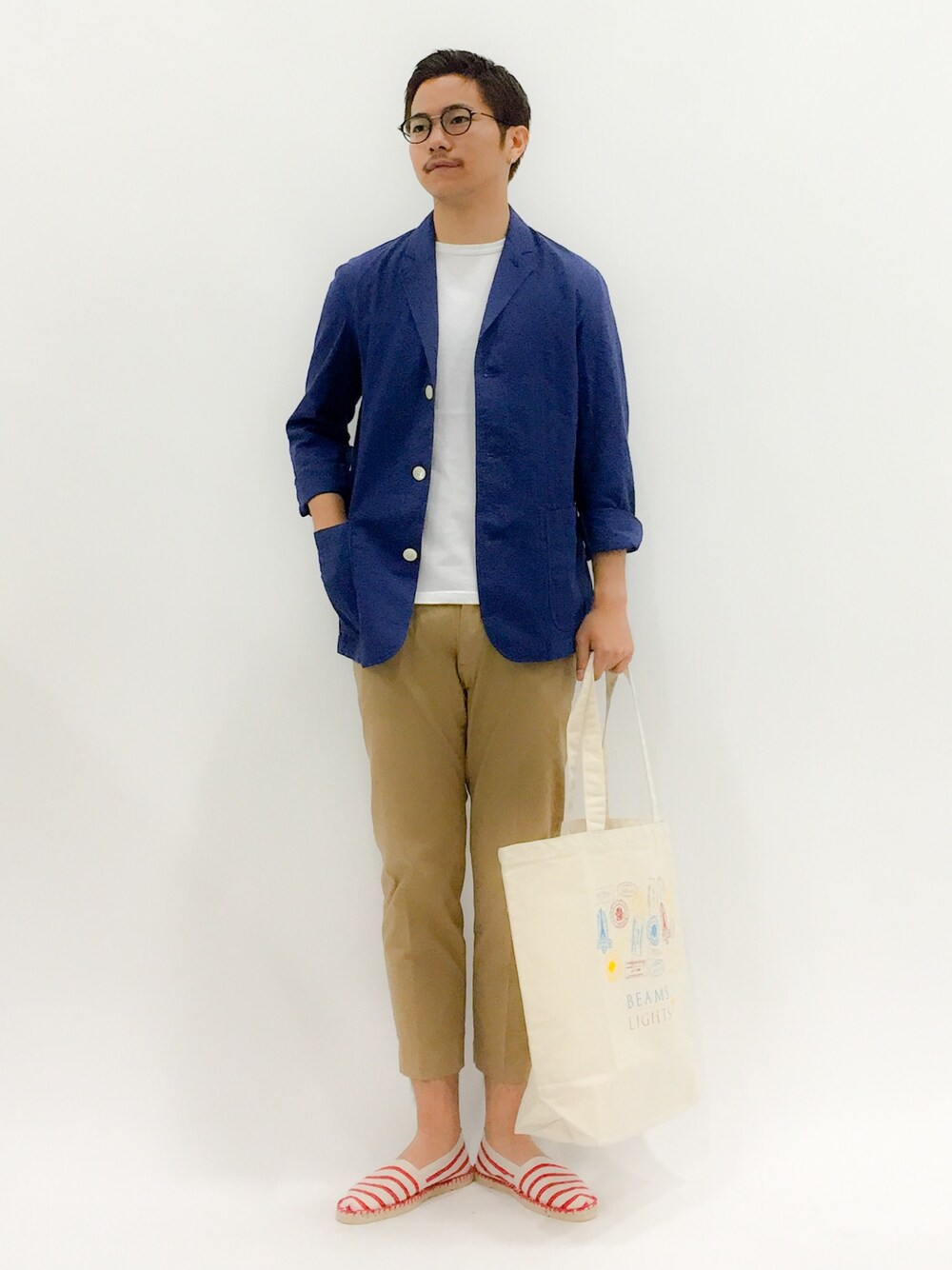 「シアサッカー、ネイビージャケット、ジャケットスタイル、白Tシャツ、白T、ストレッチパンツ、イージーパンツ、シャンブレー、トートバッグ、エスパドリーユ」｜「URBAN RESEARCHのUR 綿麻サッカージャケット（その他アウター、ブルー系）」を使った、K-1RO(ケーイチロー)さん（メンズ・171cm）の夏コーディネートの1枚目の写真
